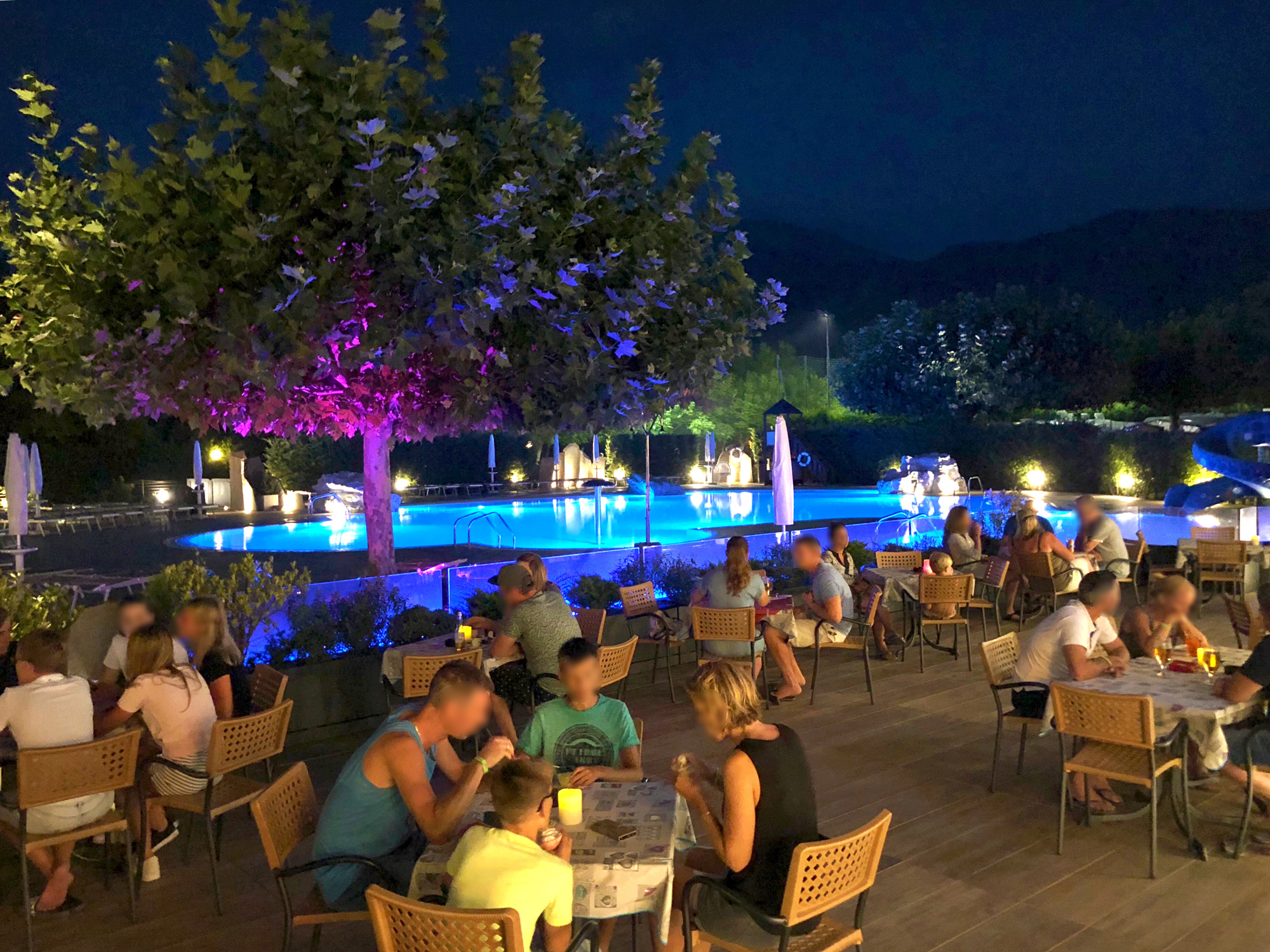 Terrazza con piscina illuminata di sera