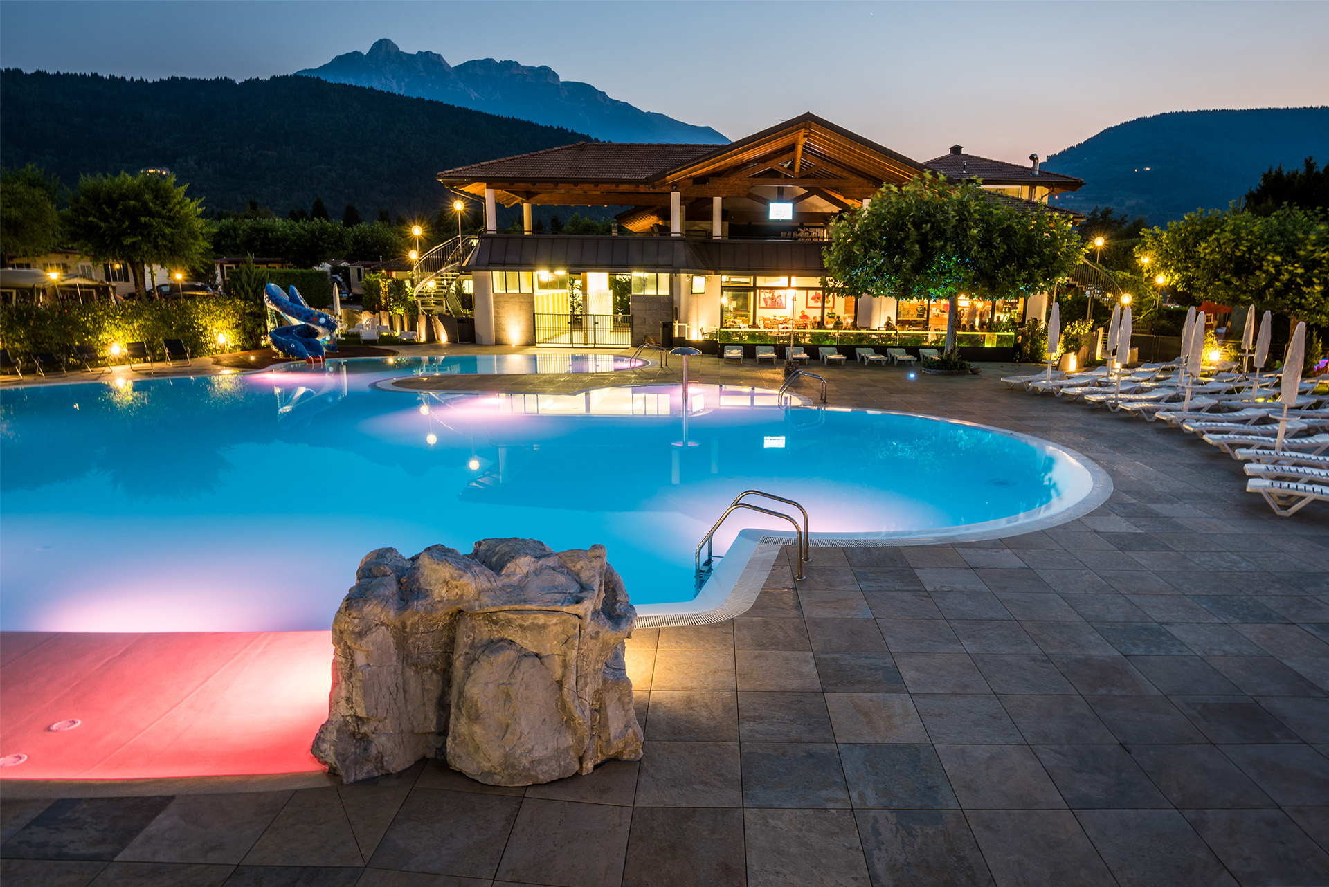 Atmosfera di relax in piscina