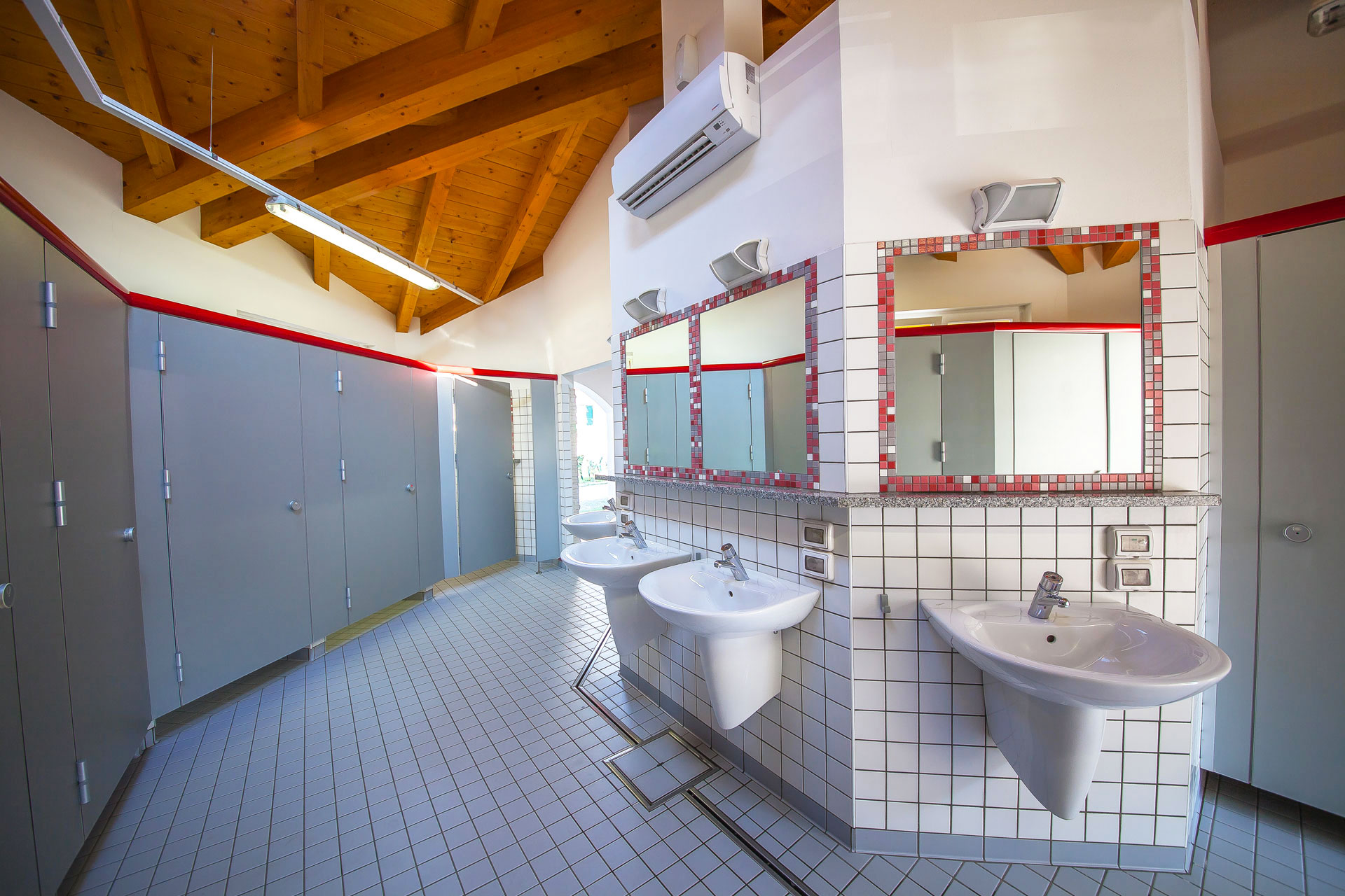 Bagni delle donne in campeggio