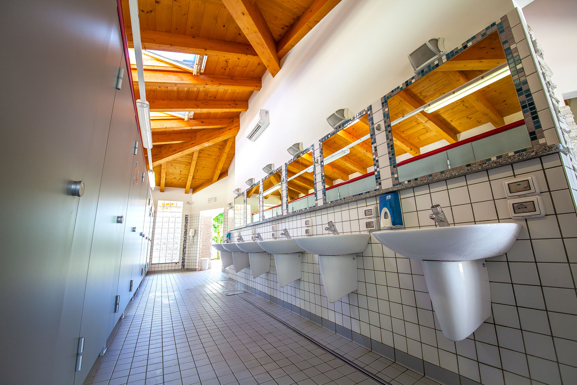 Bagno degli uomini in campeggio