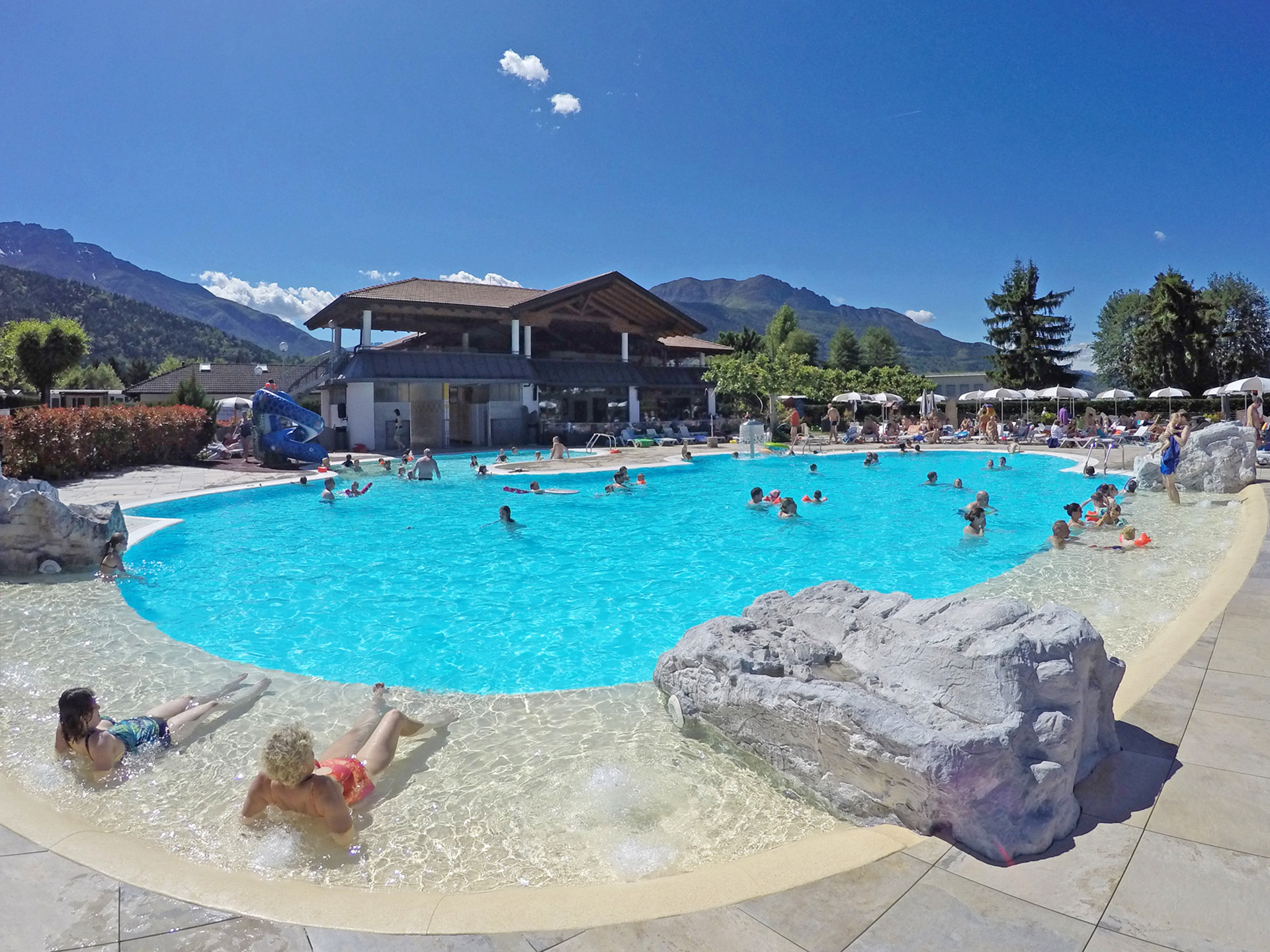 Vista della piscina del campeggio