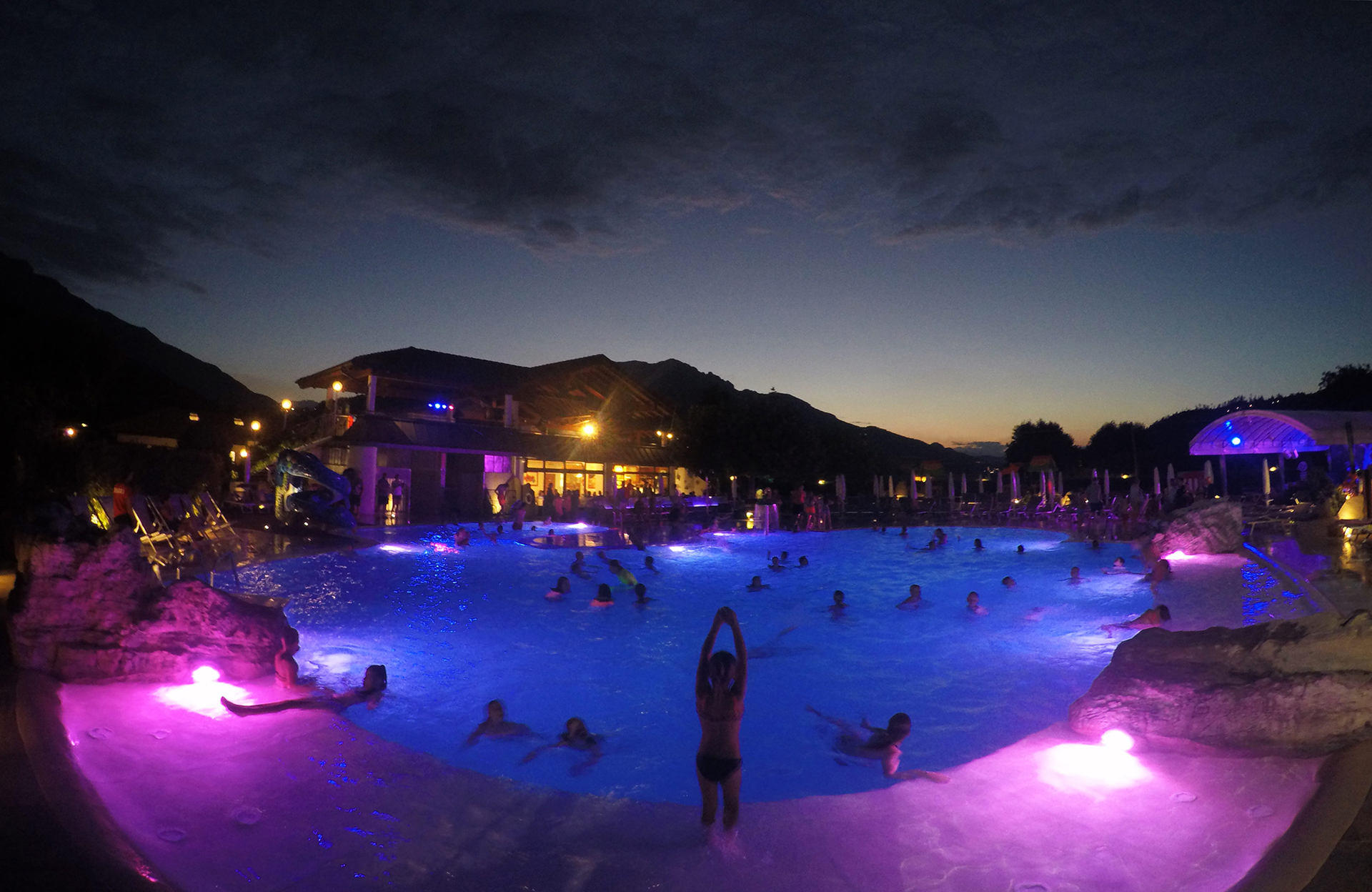 Piscina di notte al Camping Mario Village