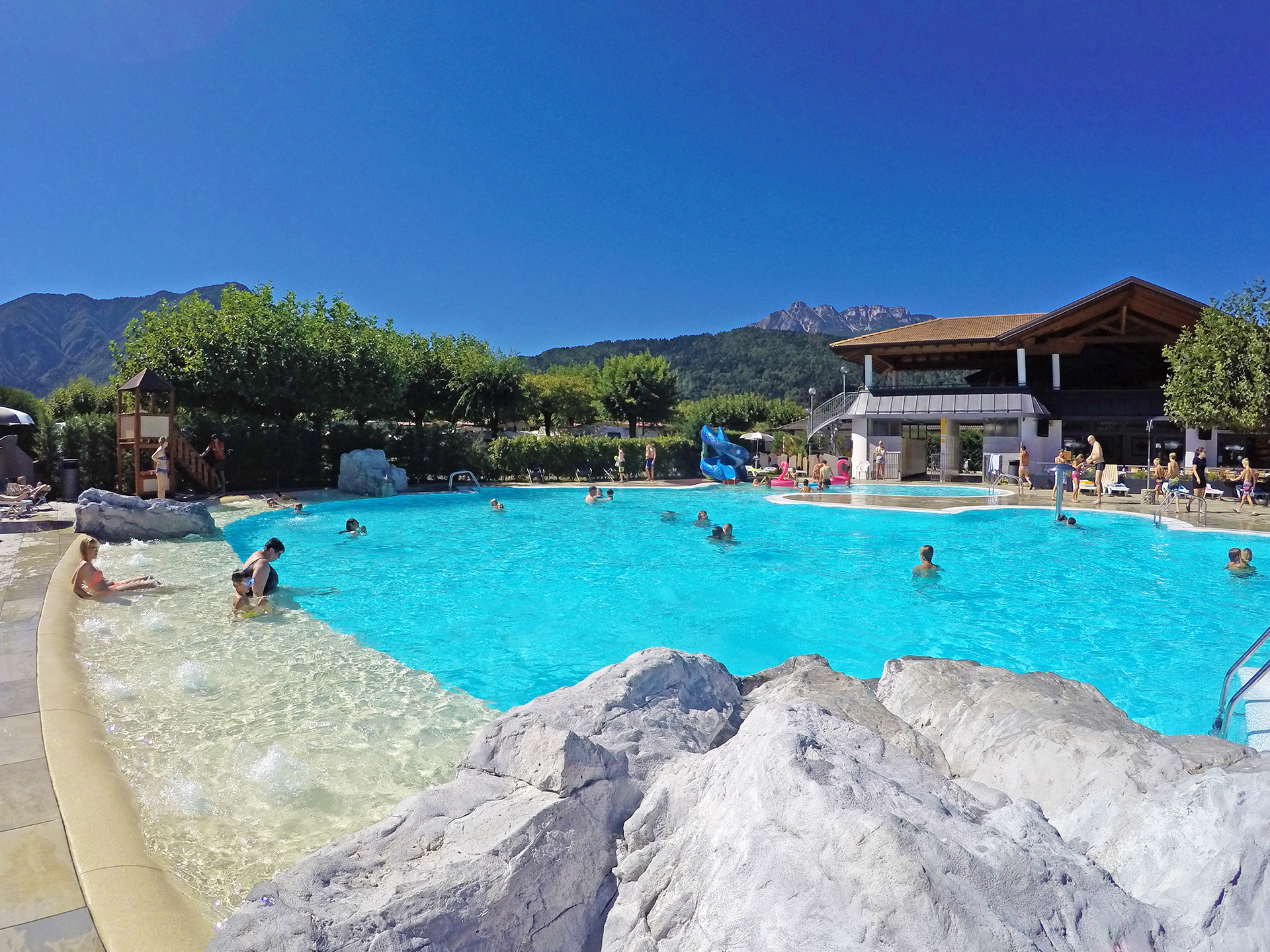 La spiaggia in piscina al campeggio