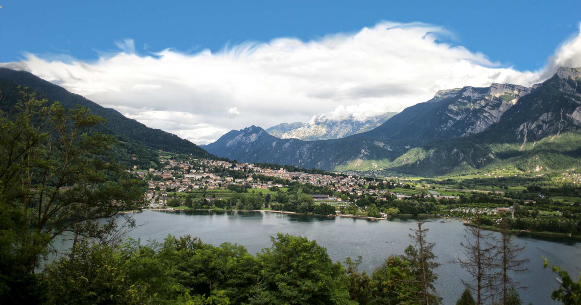 Vista di Levico Terme con lago