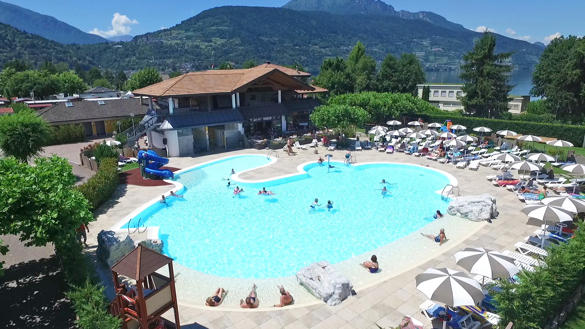 Piscina interna al campeggio
