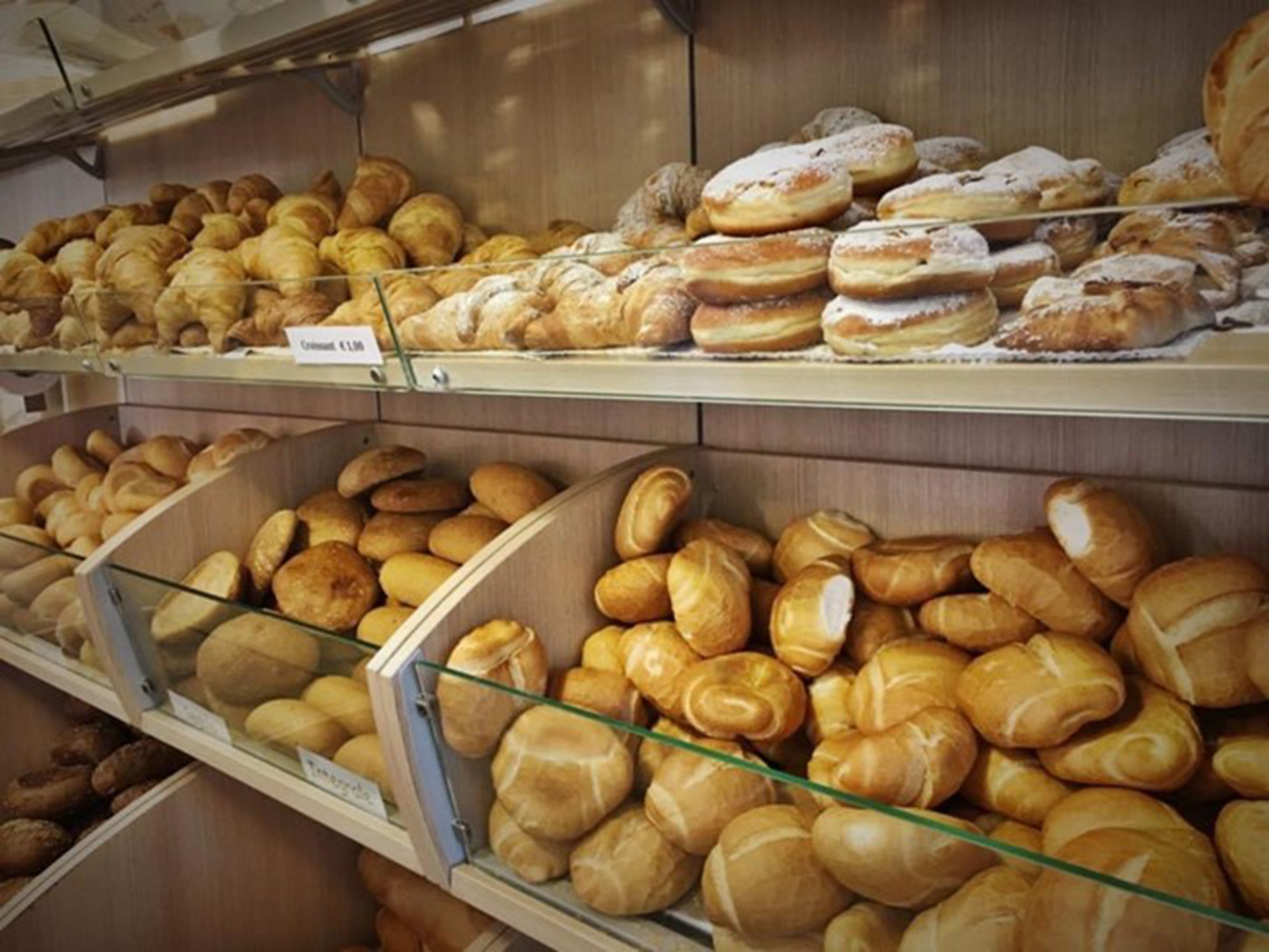 Nel nostro minimarket pane fresco tuttii giorni