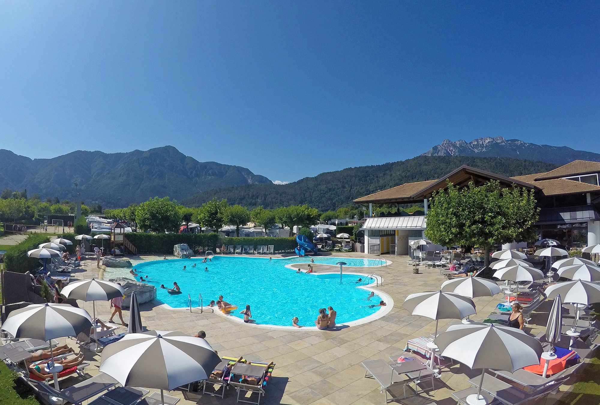 La piscina riscaldata del Camping Mario