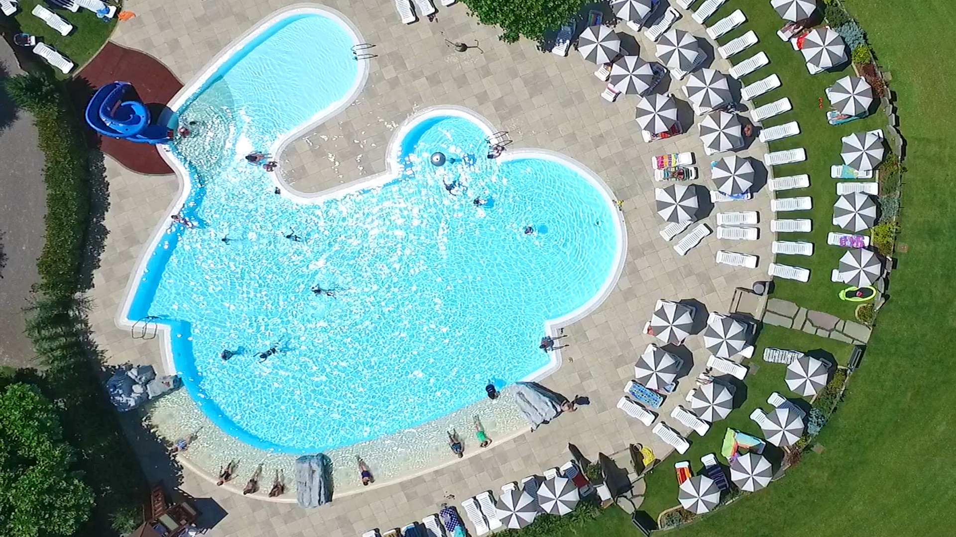Vista dall'alto della nostra piscina