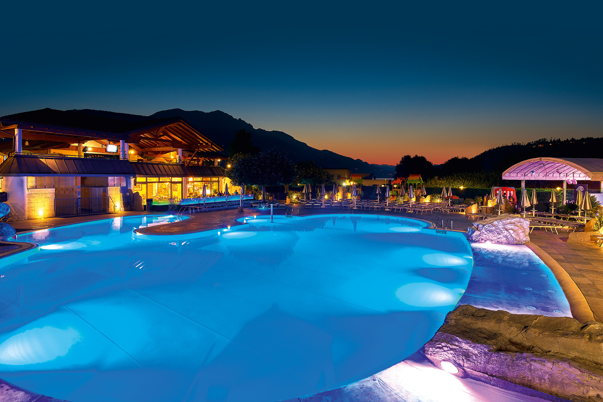 Piscina illuminata al Camping Mario