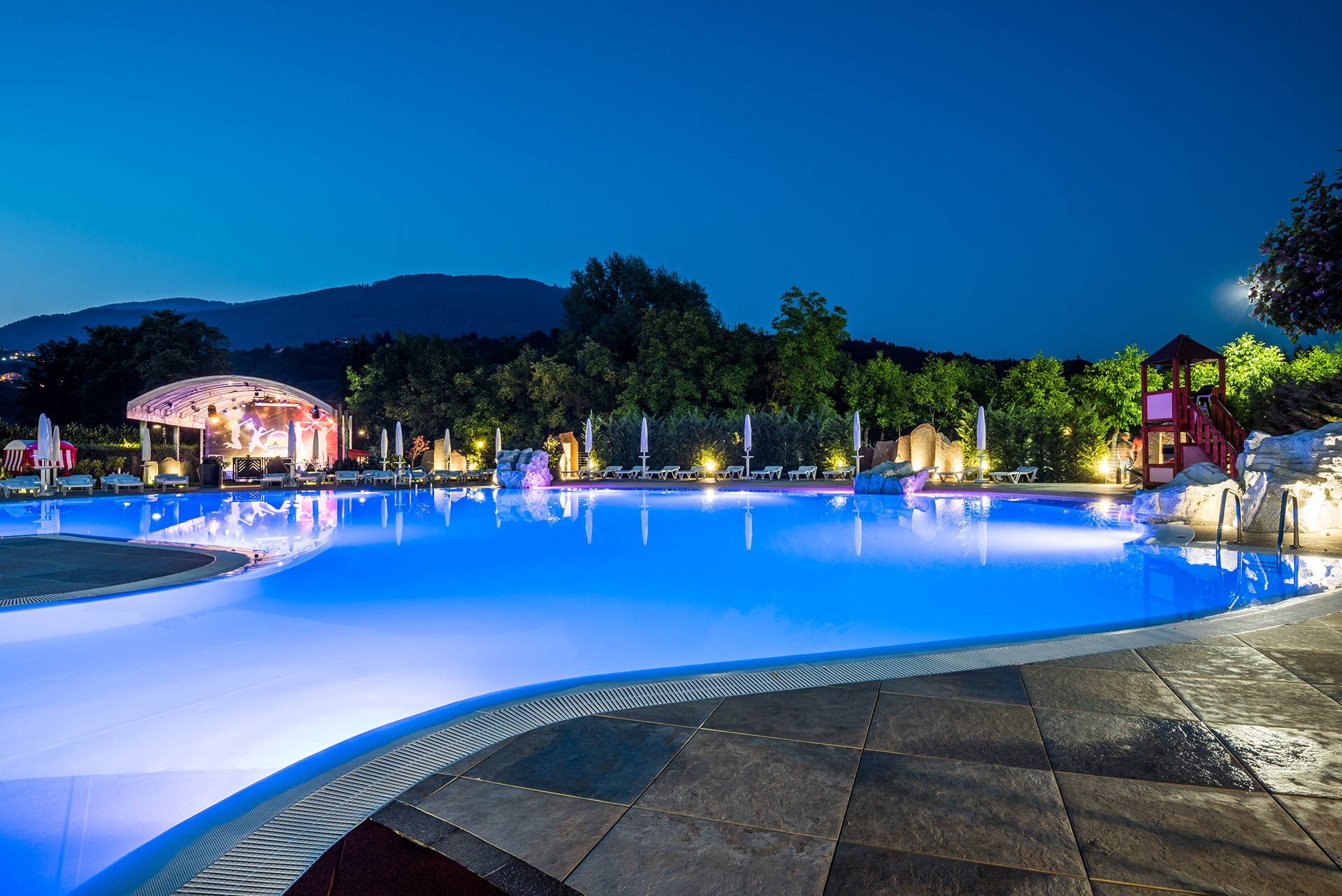 Piscina illuminata al Camping Mario