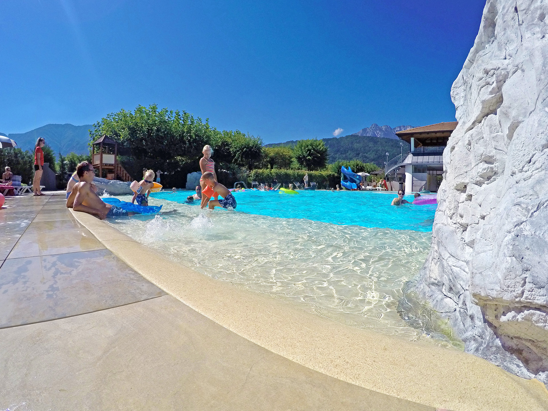 La spiagga e piscina del Camping Mario