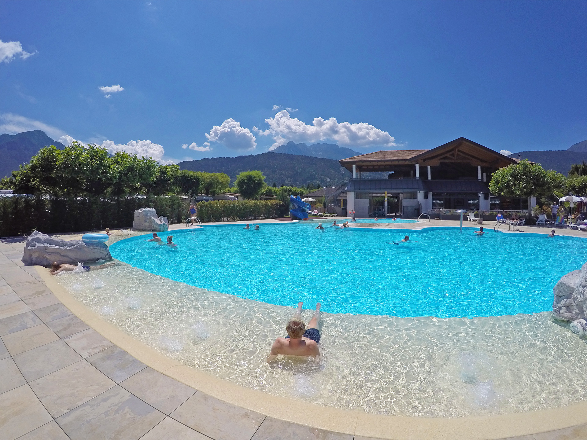 Spiaggia con piscina del campeggio