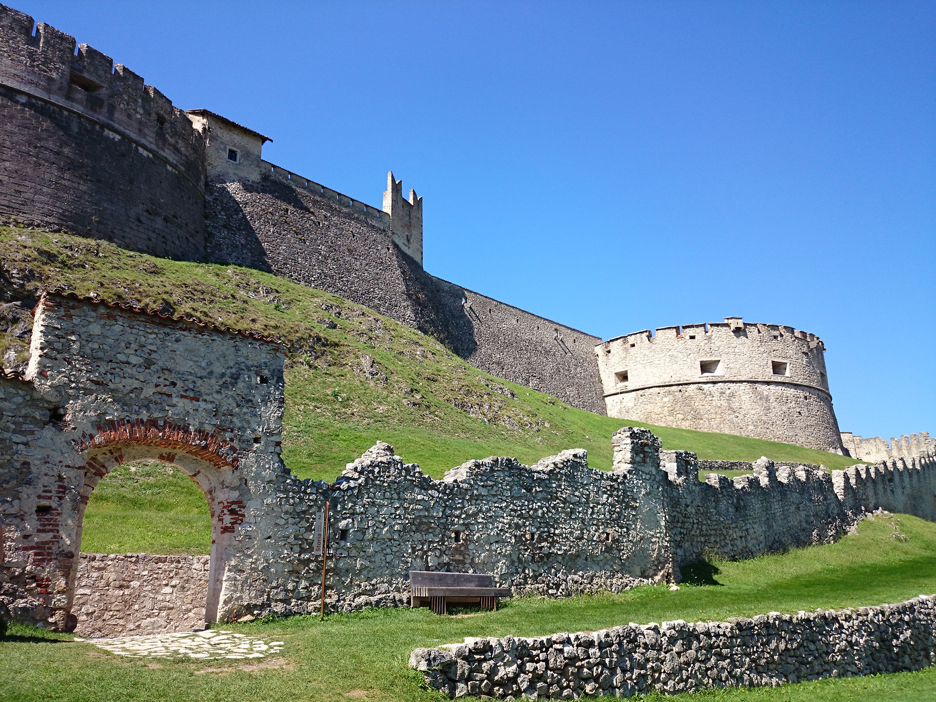 Castel Beseno esterno