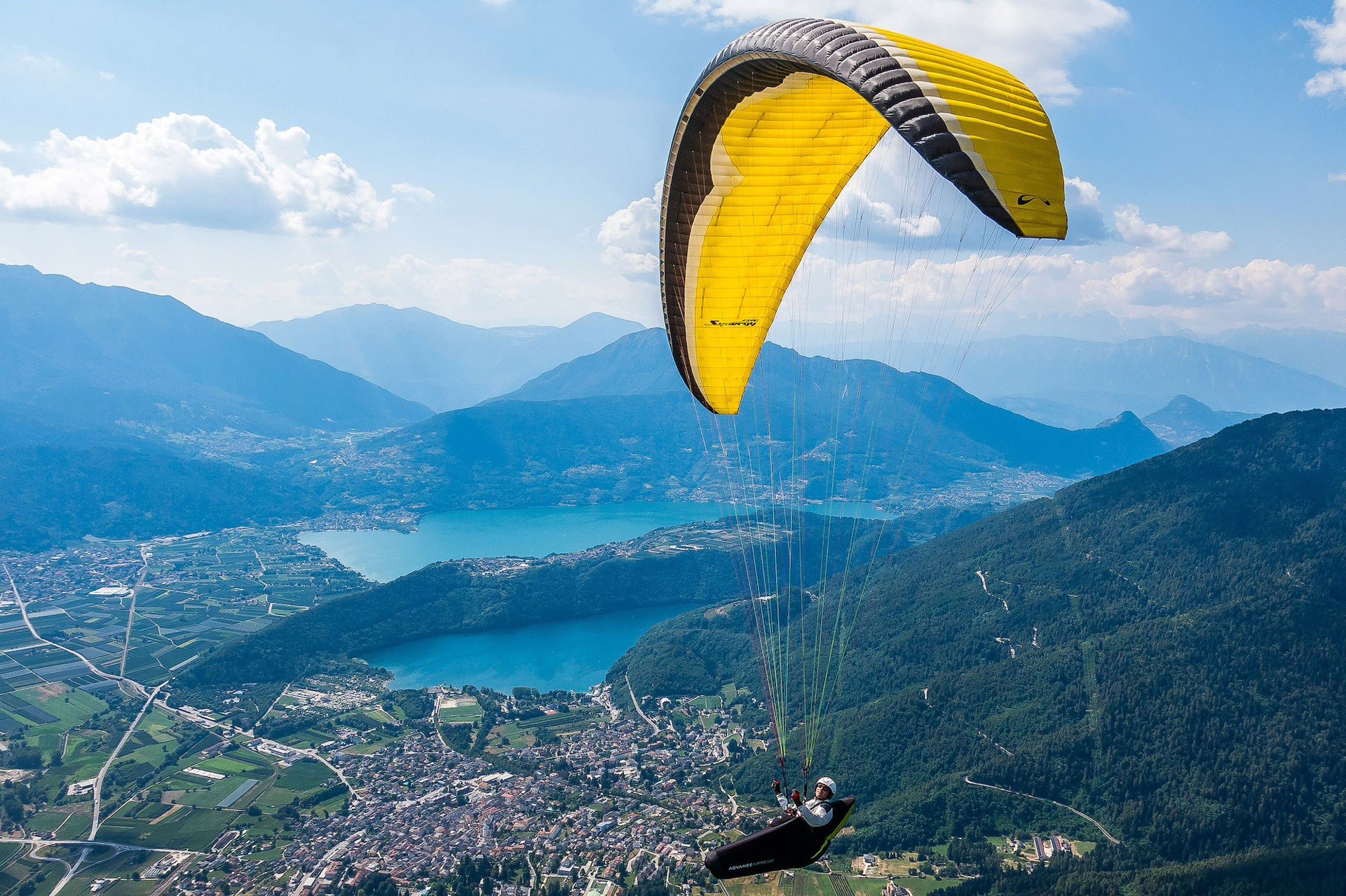 Parapendio sopra i laghi della Valsugana