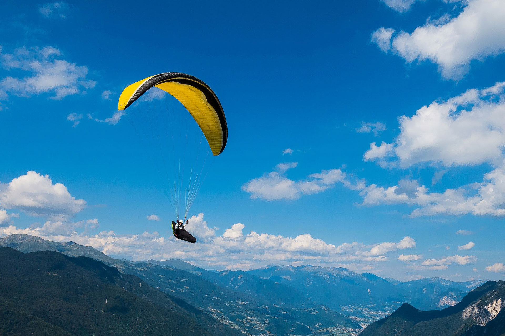 Parapendio sopra il cielo del Trentino