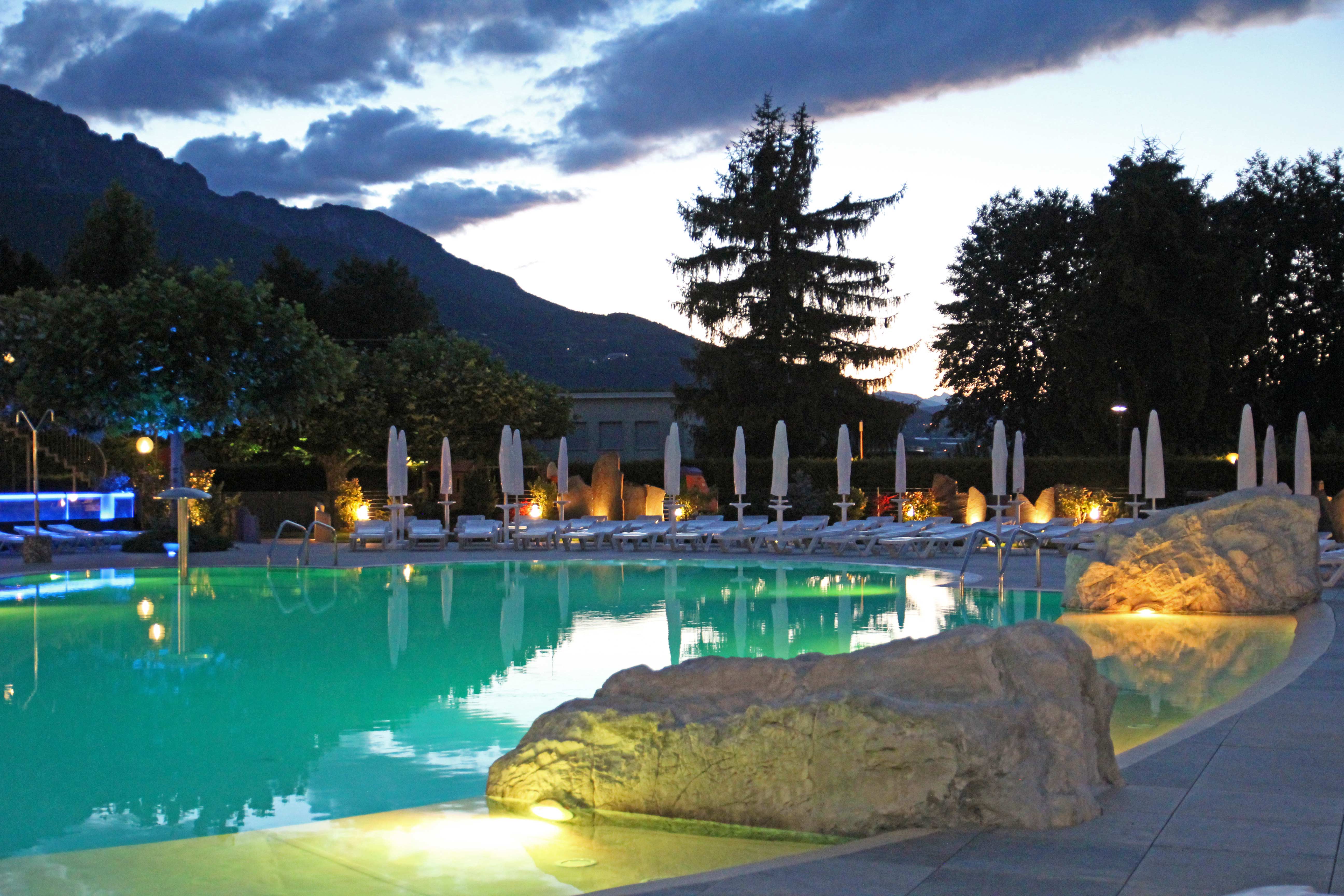Piscina di sera in campeggio