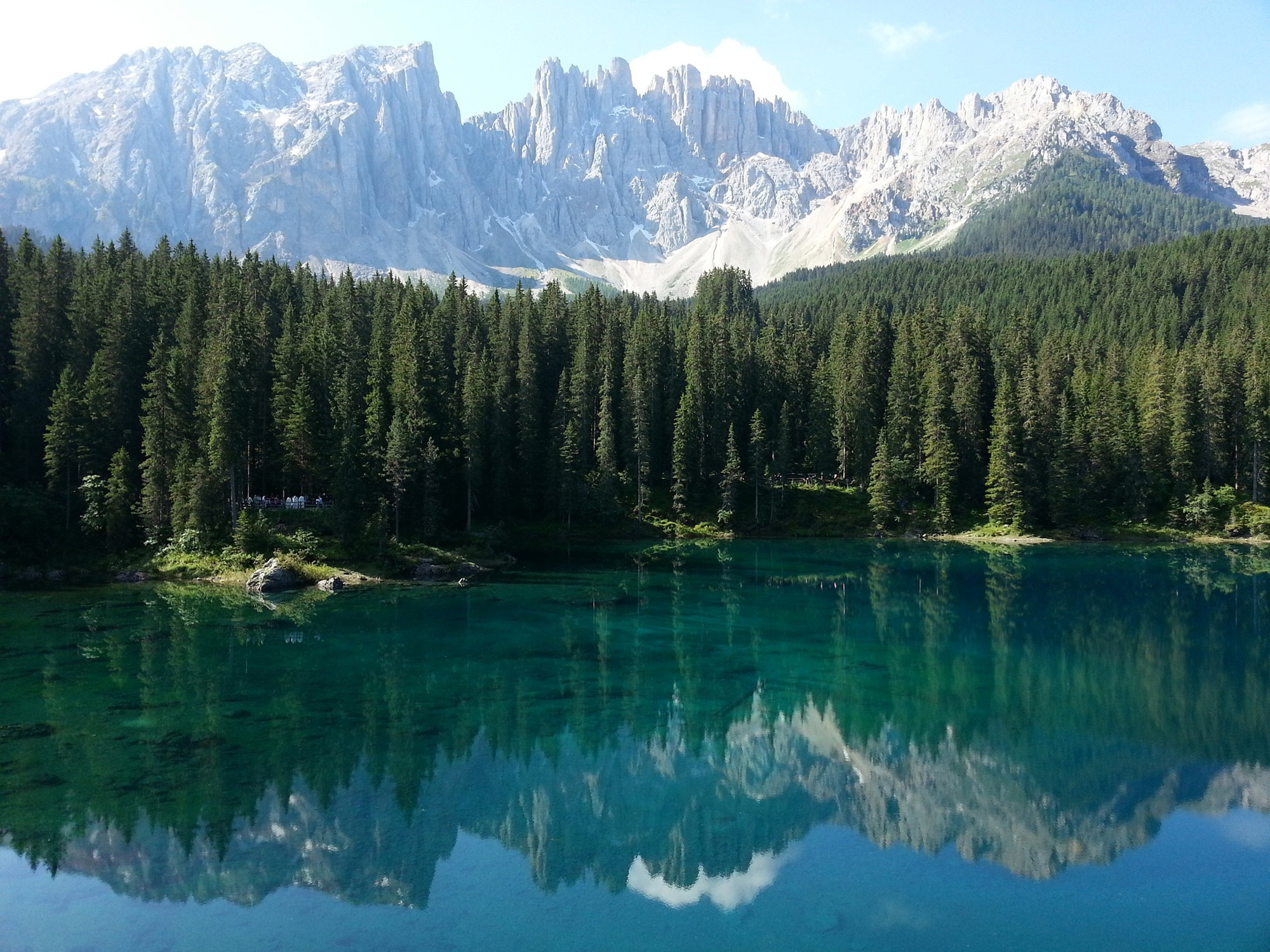 Splendido lago di Carezza con vista sul Latemar