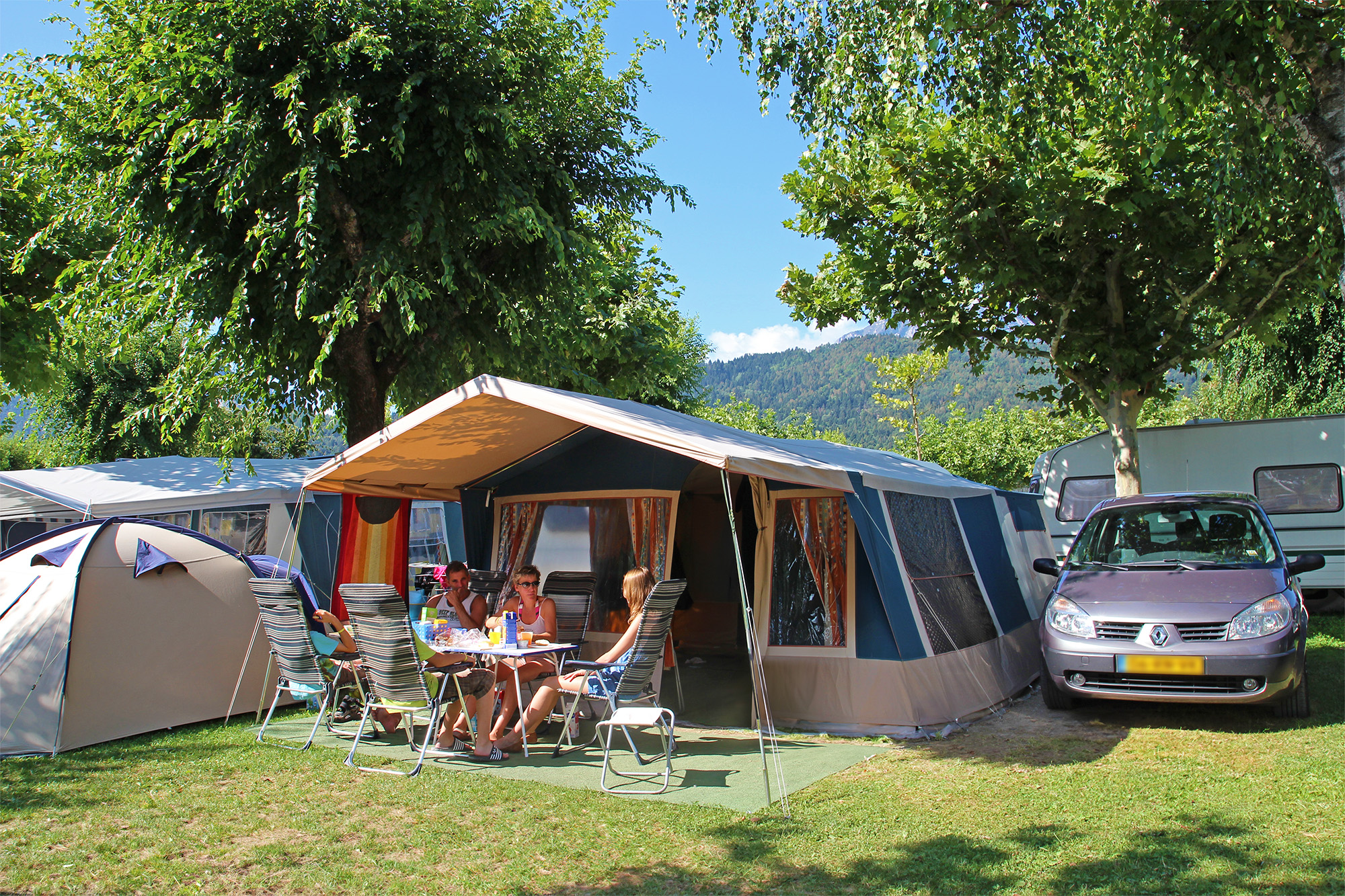 Le Piazzole Del Camping Mario con auto