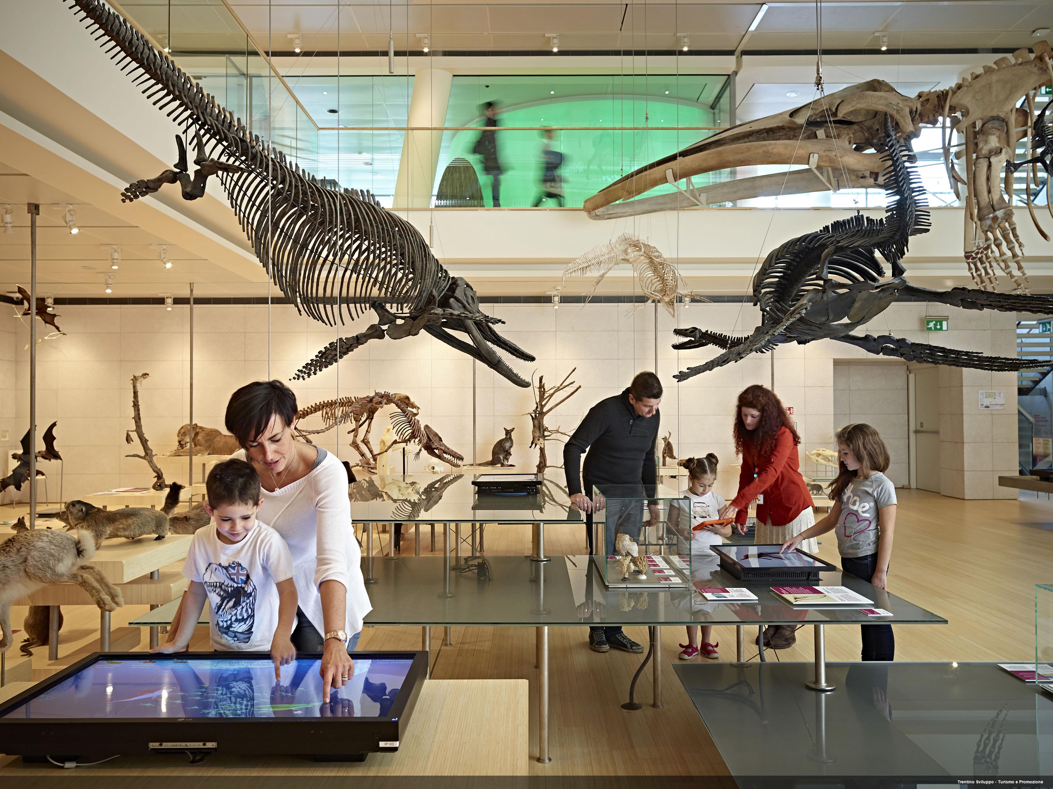 Famiglia in visita al Muse